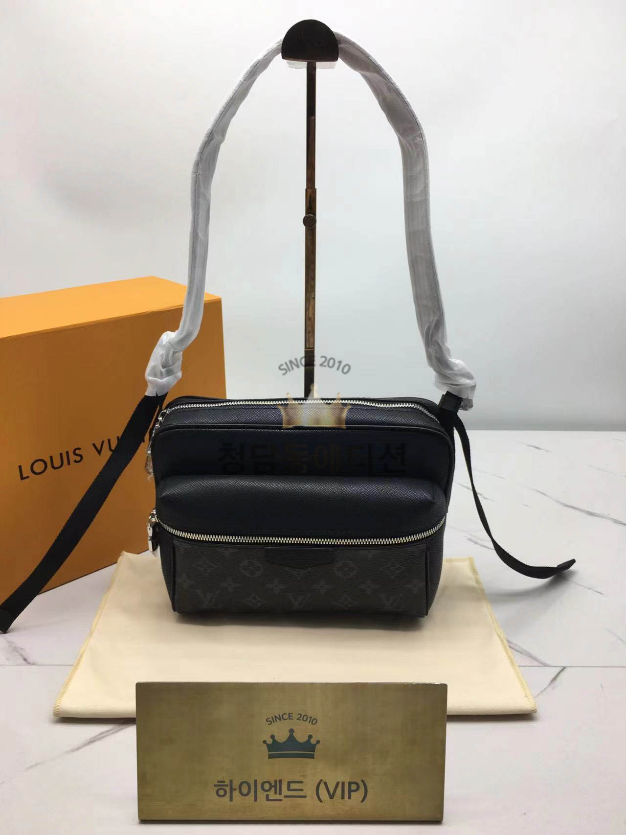 루이비통 아웃도어 메신저백 M30233