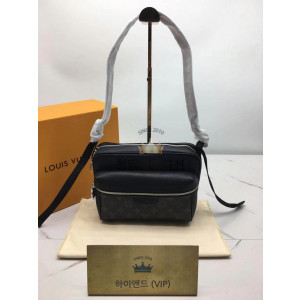 루이비통 아웃도어 메신저백 M30233