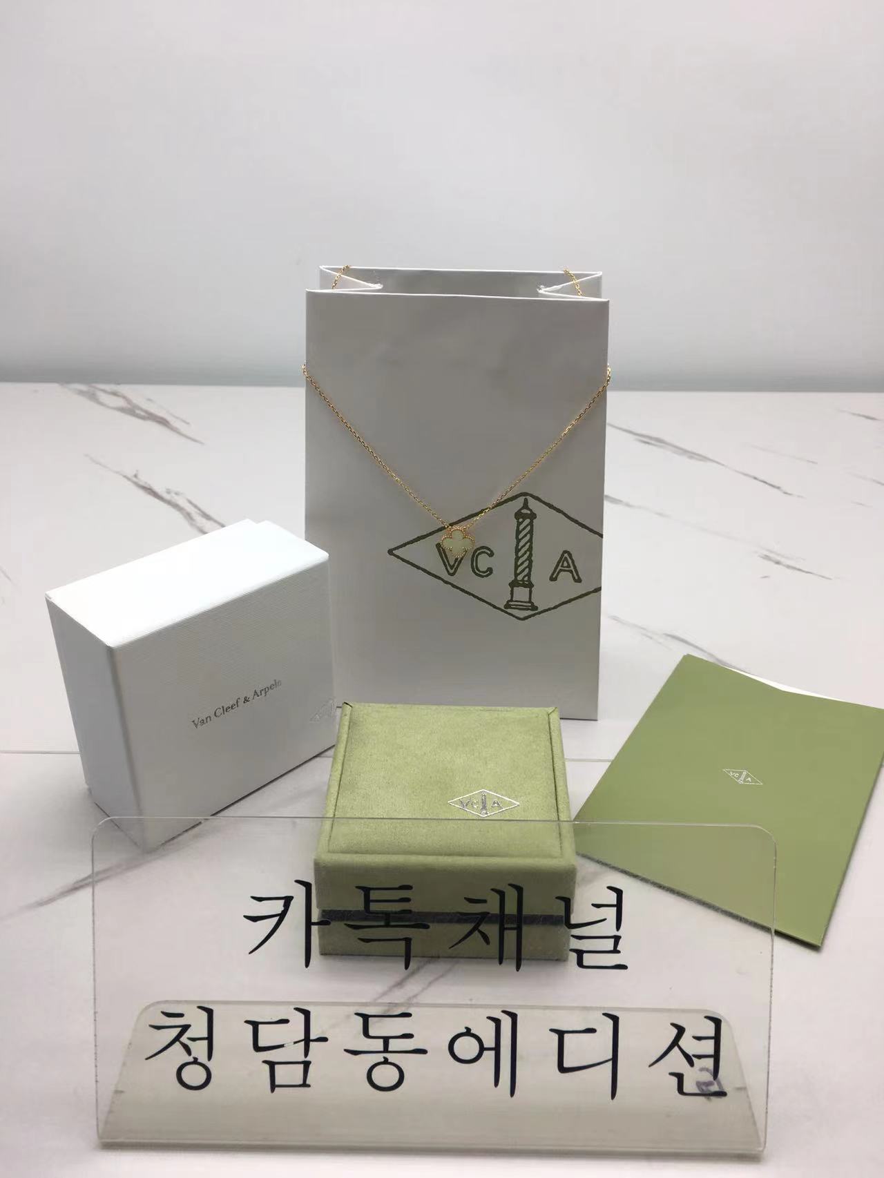 반클리프 매직 알함브라 목걸이 (V-gold소재) (빈티지) (컬러 오벌펄)