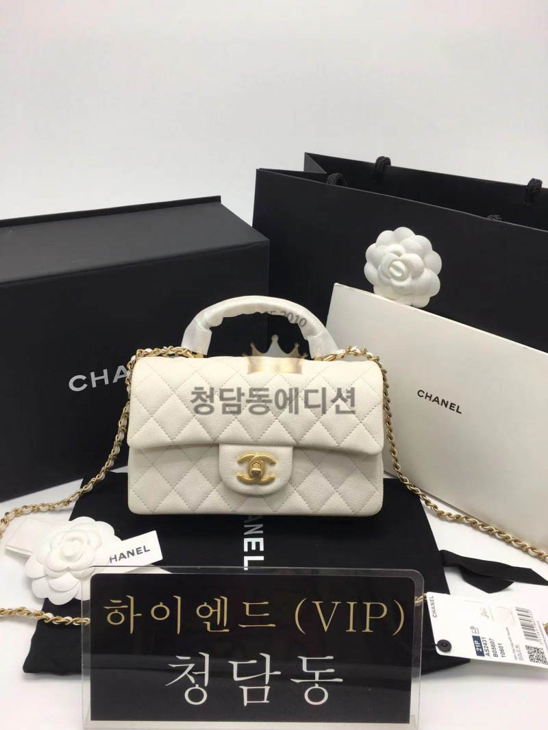 샤넬 핸들 장식의 미니 플랩백 그레인드 카프스킨