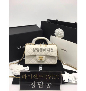 샤넬 핸들 장식의 미니 플랩백 그레인드 카프스킨