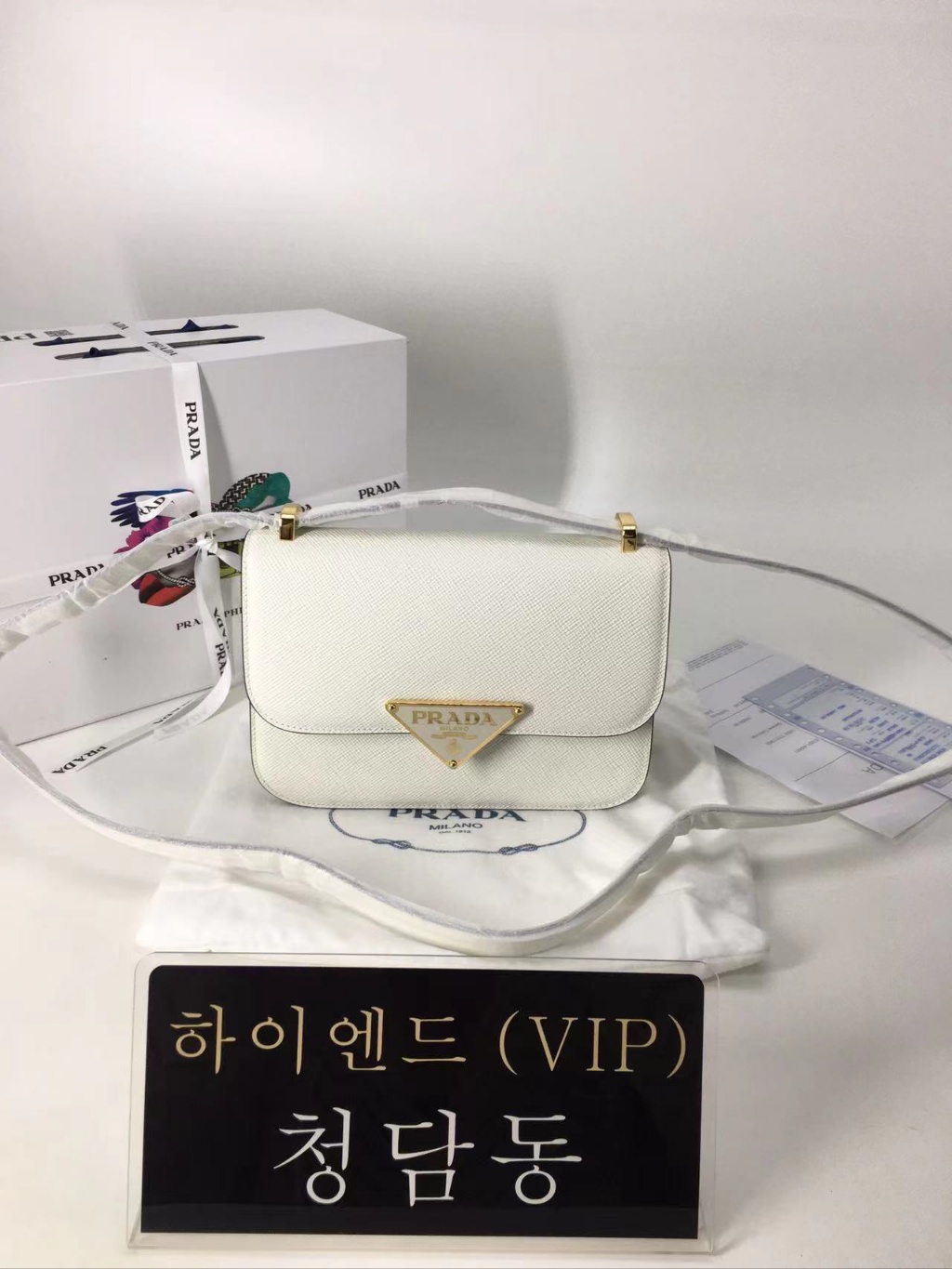프라다 사피아노 레더 숄더백 화이트/블랙 (하이엔드급)