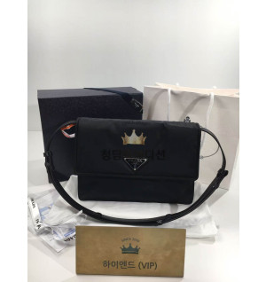 프라다 패딩 리나일론 숄더백 미디움 (하이엔드급)