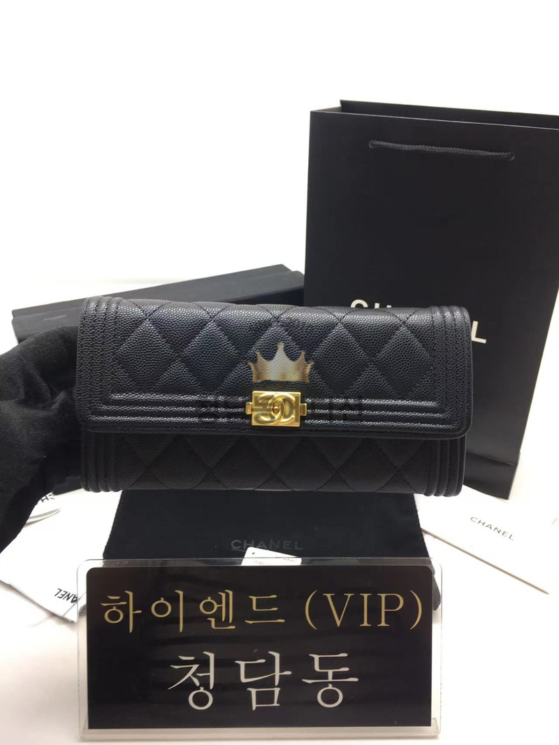 샤넬 보이 작은캐비어스킨 장지갑