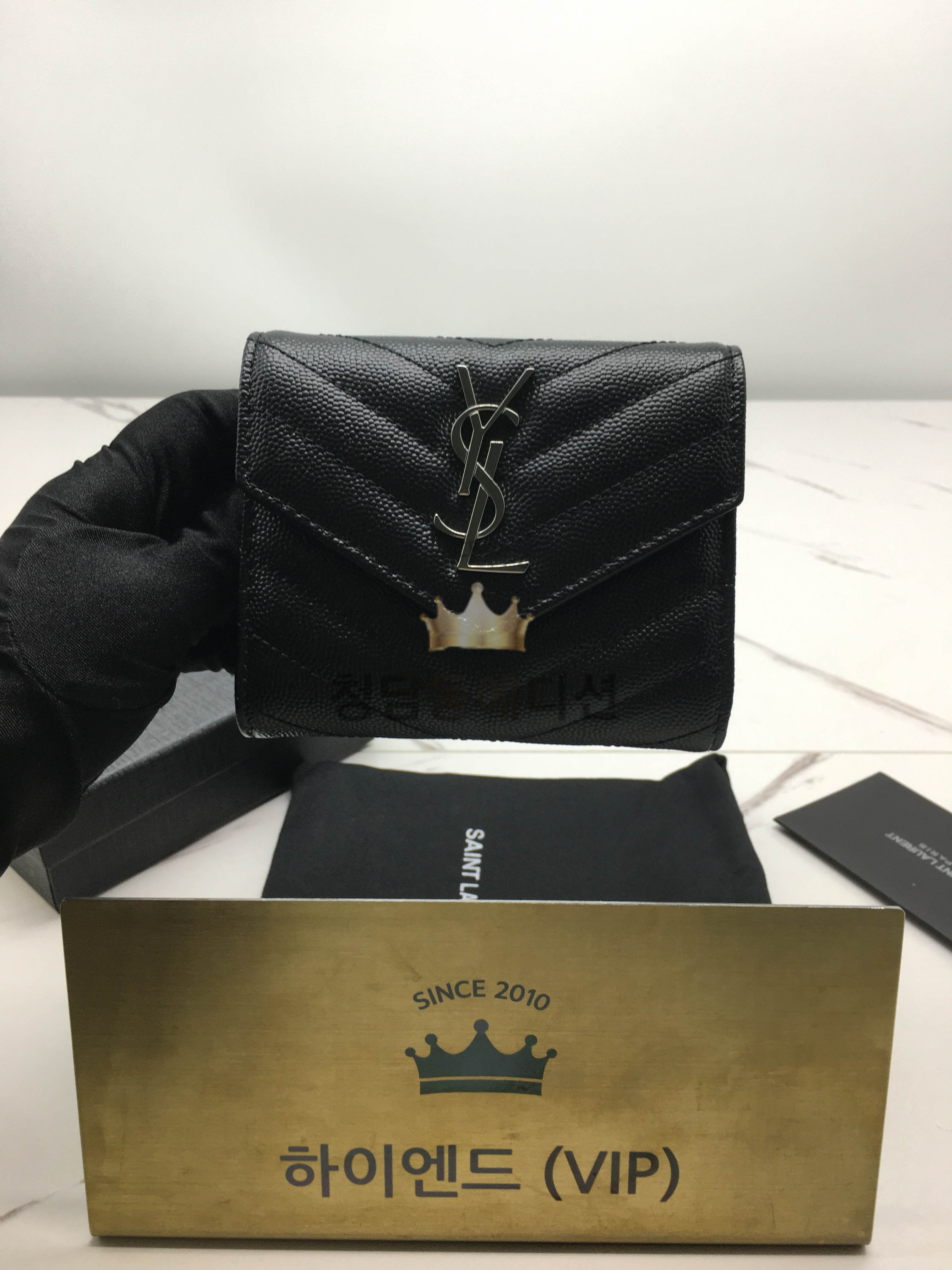 생로랑 모노그램 쉐브론 3단 반지갑 403943