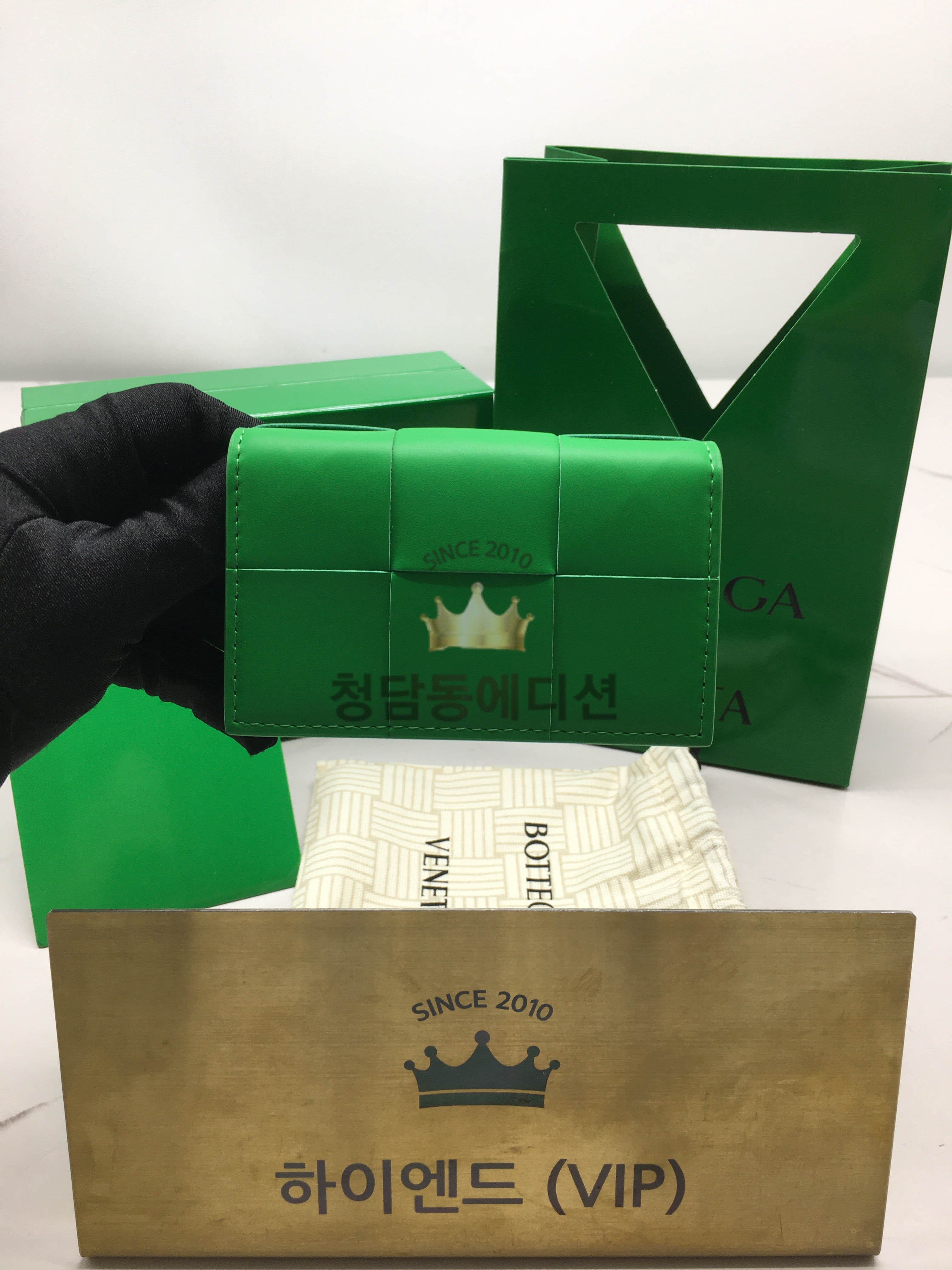 보테가베네타 맥시 인트레치아토 플랩 카드케이스