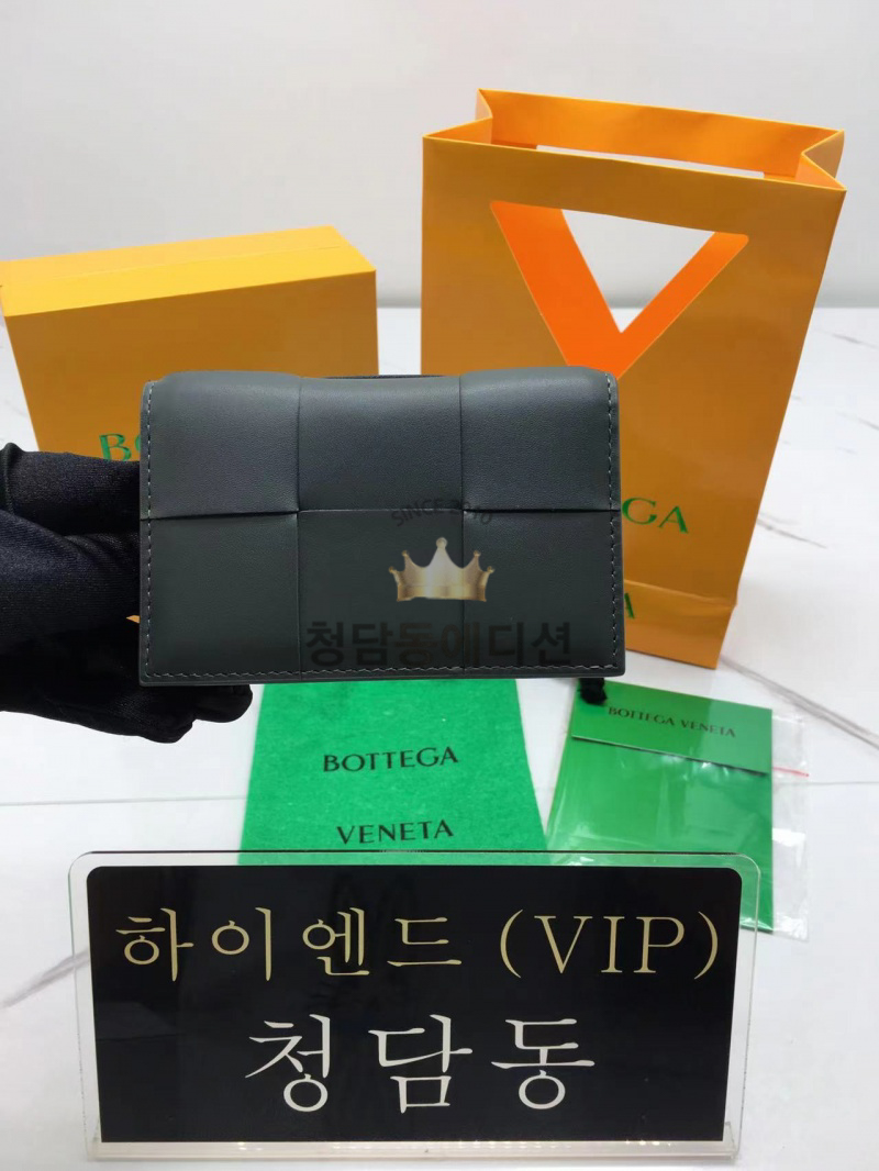 보테가베네타 맥시 인트레치아토 플랩 카드케이스 (컬러 그레이)