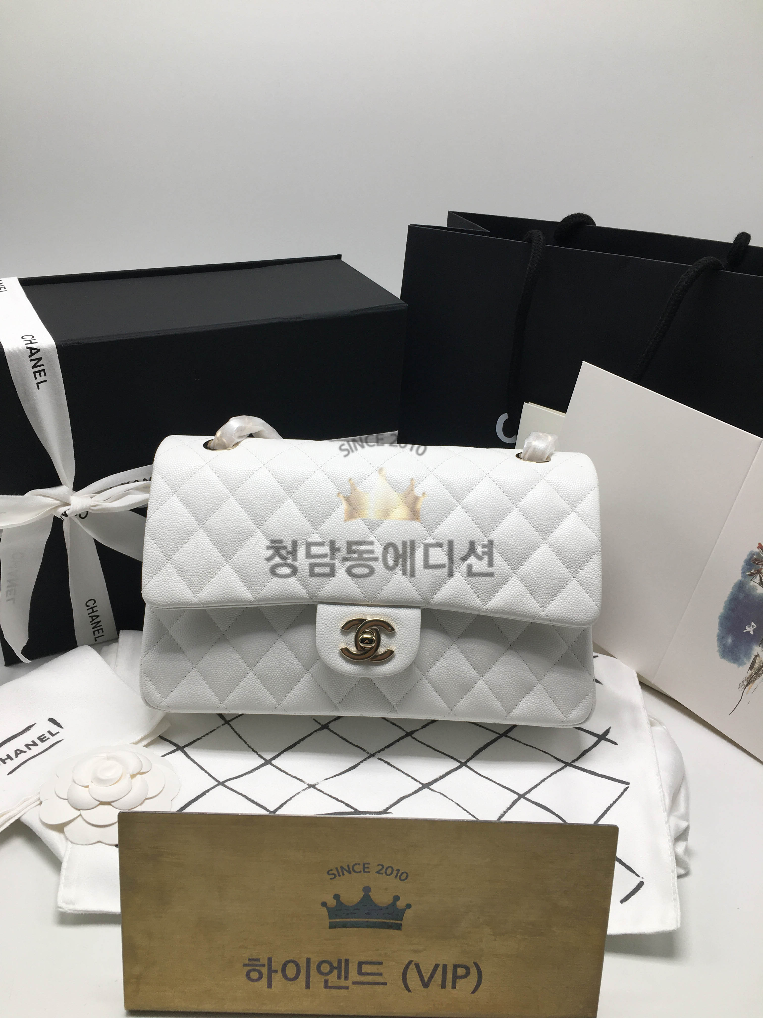 샤넬 클래식백 작은 캐비어스킨 라이트골드 미디움 25.5cm