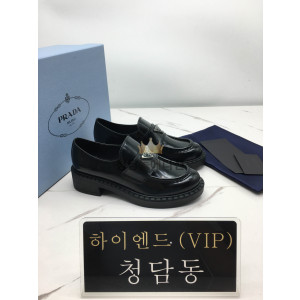 프라다 브러시드 로퍼 레더