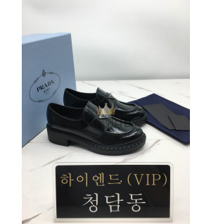 프라다 브러시드 로퍼 레더