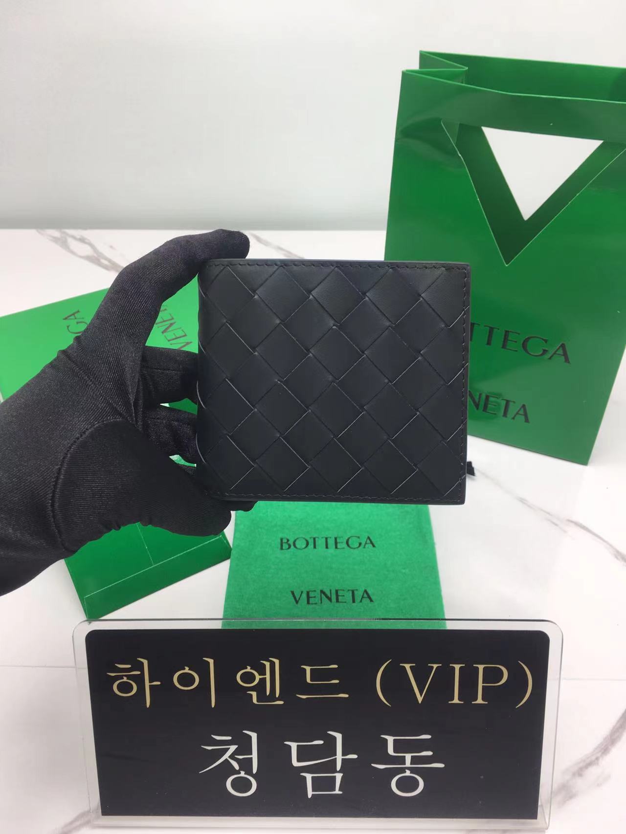 보테가베네타 인트레치아토 폴더형 반지갑 (올 블랙) 605721