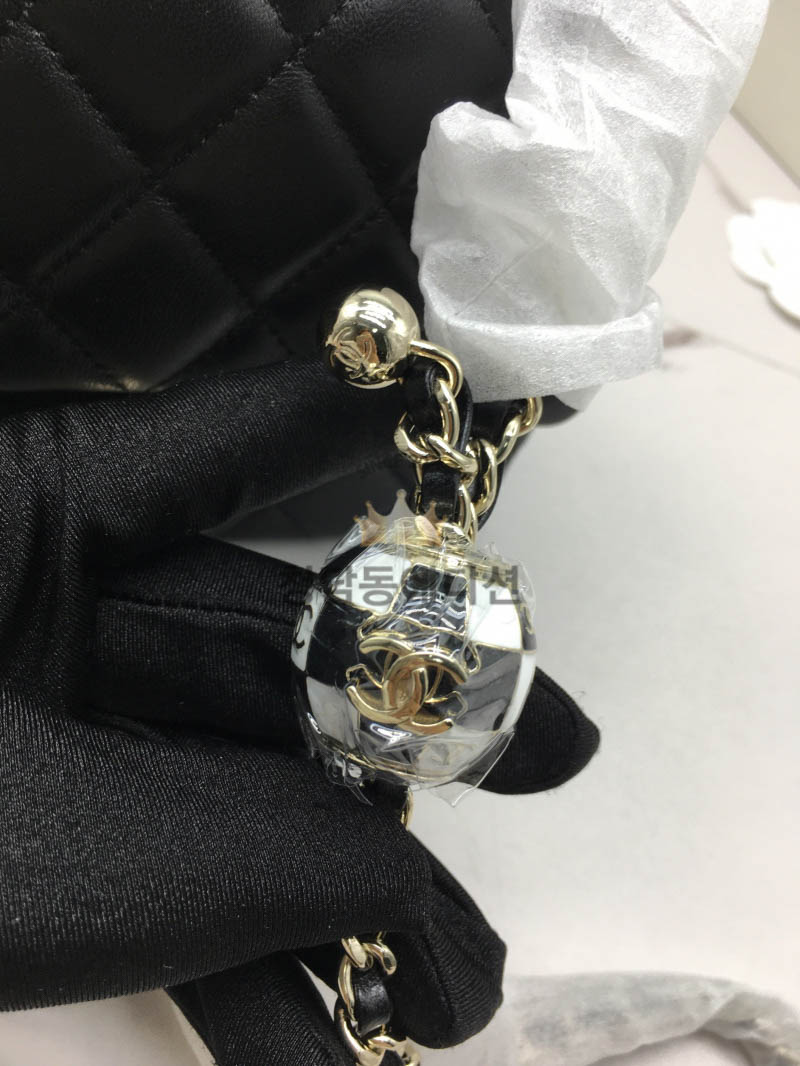 샤넬 23C 체크볼 플랩백