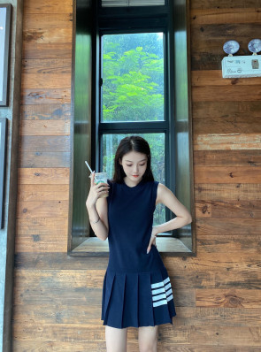 톰브라운 민소매 원피스