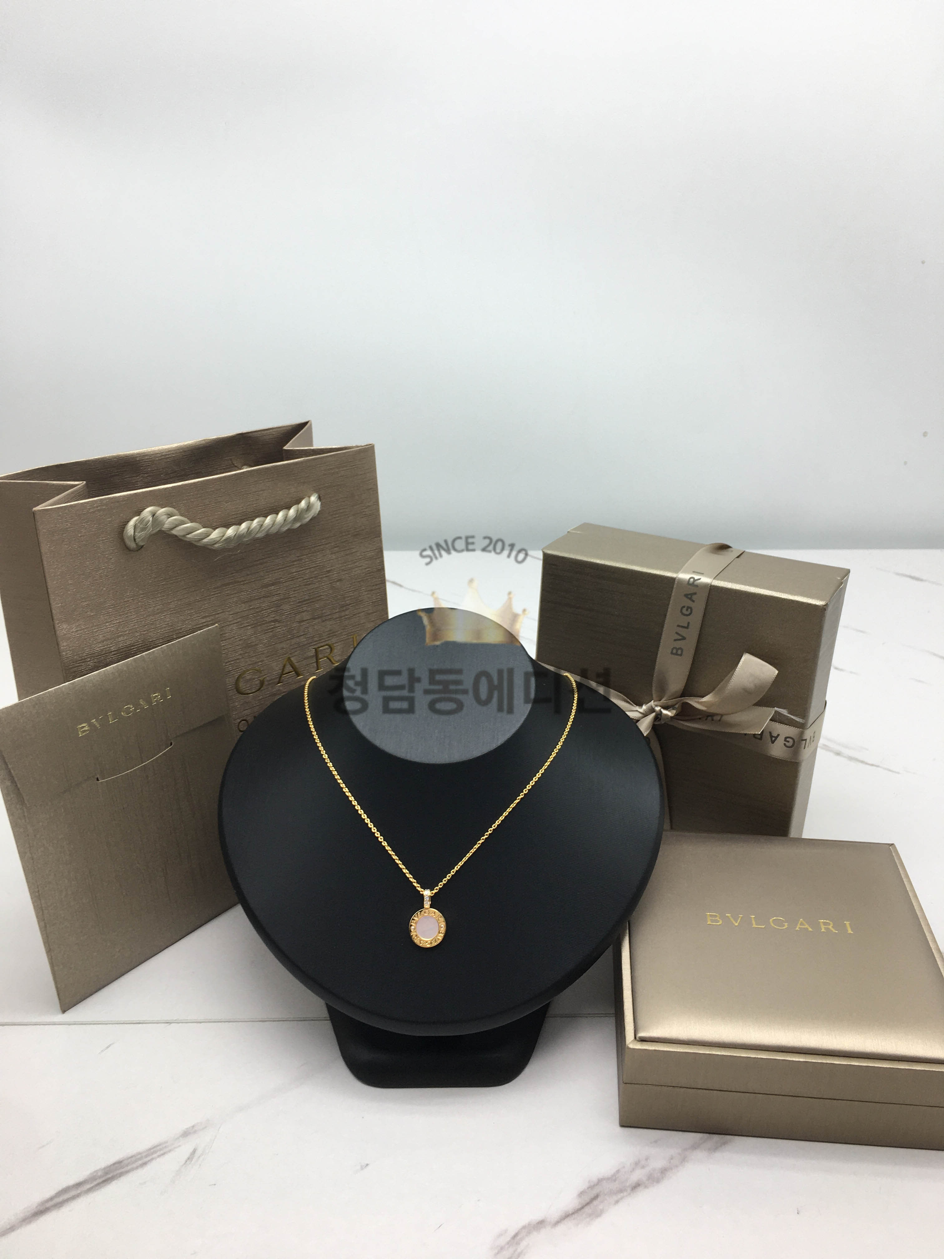 불가리 네크리스 (V-gold소재) (컬러 블랙 화이트, 레드 화이트)