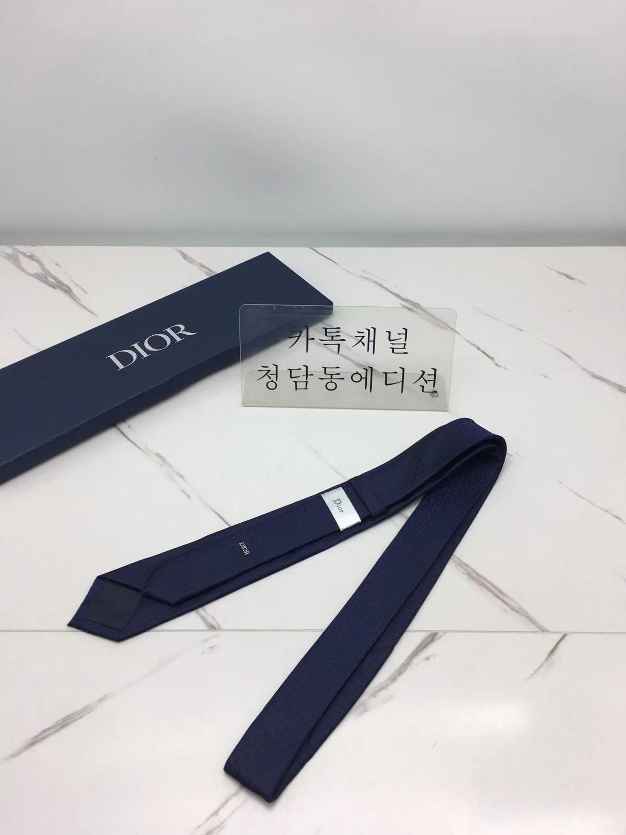 디올 넥타이