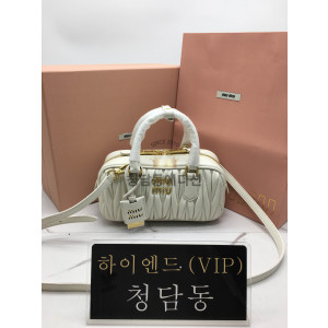 미우미우 아르카디 마테라쎄 나파 가죽 백 레귤러 (renewal ver.)