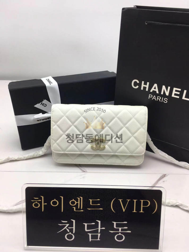 샤넬 23A 크리스탈장식 CC로고 WOC