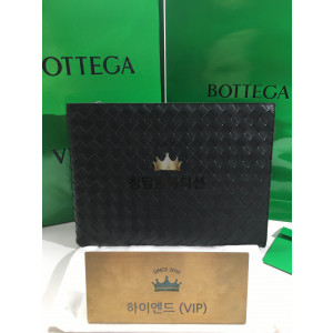 보테가베네타 인트레치아토 하프 클러치 607479 (컬러 블랙 내부 레드)