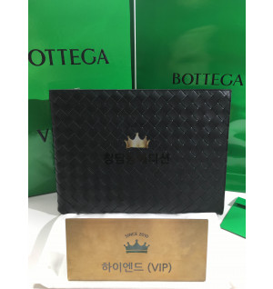 보테가베네타 인트레치아토 하프 클러치 607479 (컬러 블랙 내부 레드)
