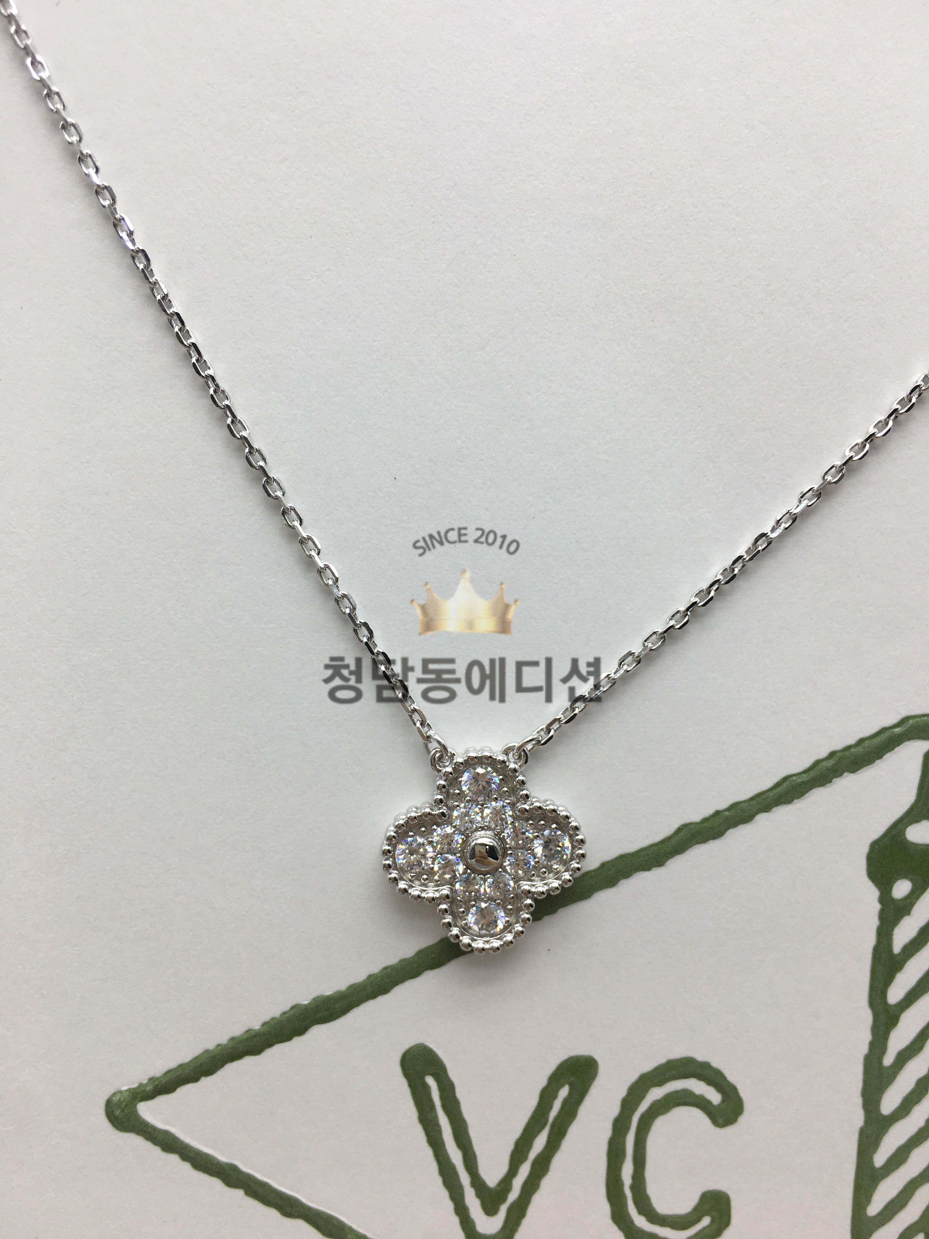 반클리프 알함브라 펜던트 목걸이 (V-gold소재) (빈티지 사이즈) (컬러 화이트골드)