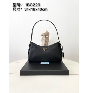 프라다 에메 미디엄 가죽 숄더백 1bc229
