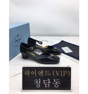 프라다 페이던트 가죽 슬링백