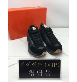 (1723512903) 나이키 사카이2 베이퍼 와플 블랙 42사이즈 265~270 (본드자국 하자)