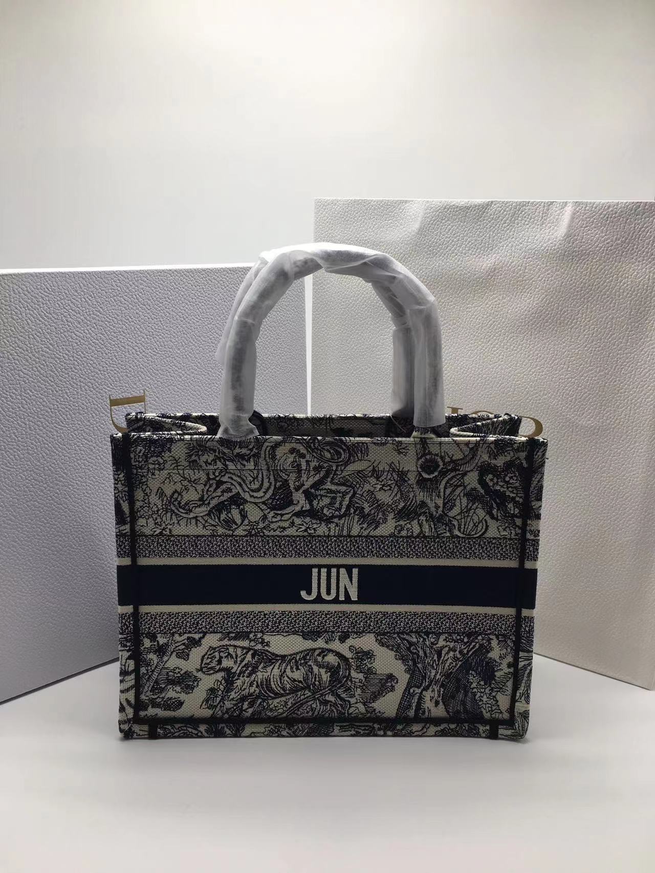(1663673482) 디올 북토트백 미디움 (Abc 디올 서비스 : JUN)