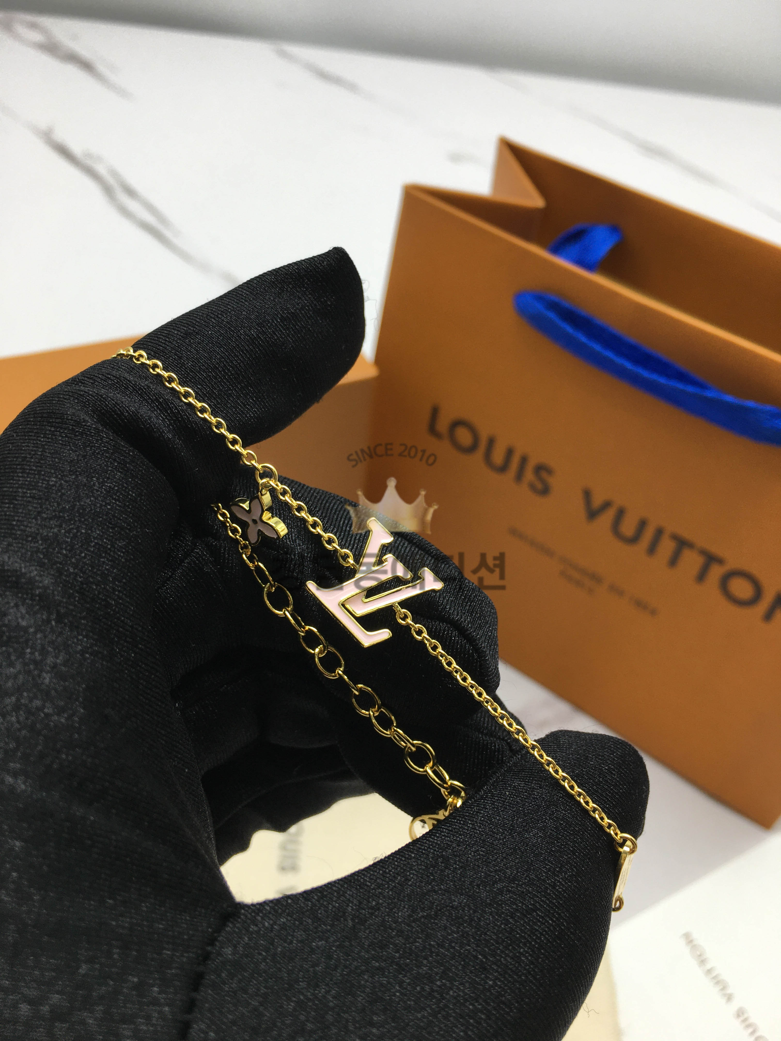 루이비통 아이코닉 에나멜 팔찌 (컬러 화이트,핑크)