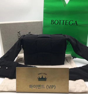 Ok(1710488044) 보테가 베네타 스몰 패디드 카세트백