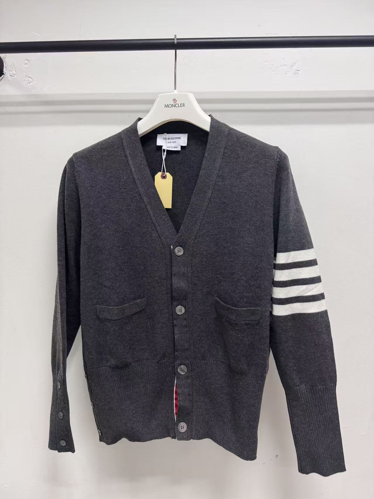 Ok(1622096496) 톰브라운 가디건 (남성용) 컬러:다크그레이 / 사이즈:1사이즈