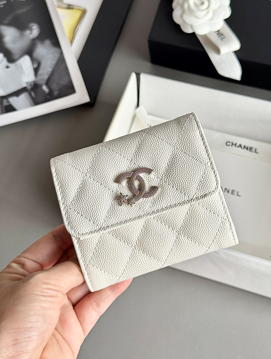 샤넬 25B CC 별 로고 캐비어 플랩 지갑 (컬러 화이트)