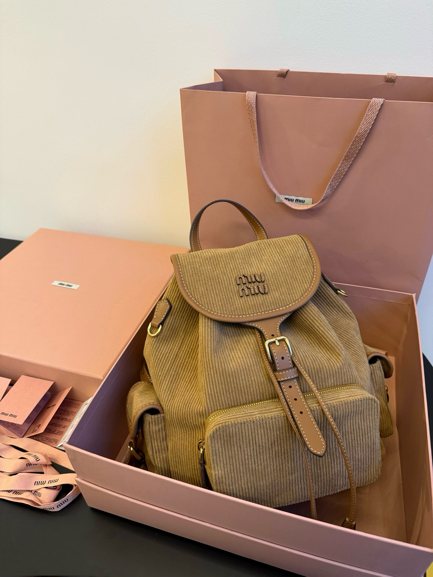 미우미우 코듀로이 백팩 라지 (컬러 시나몬)