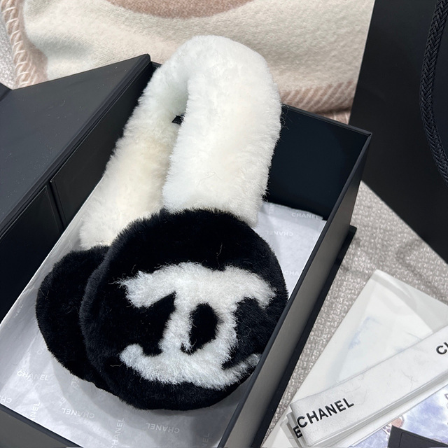 샤넬 CC 로고 귀마개 (컬러 블랙, 화이트)