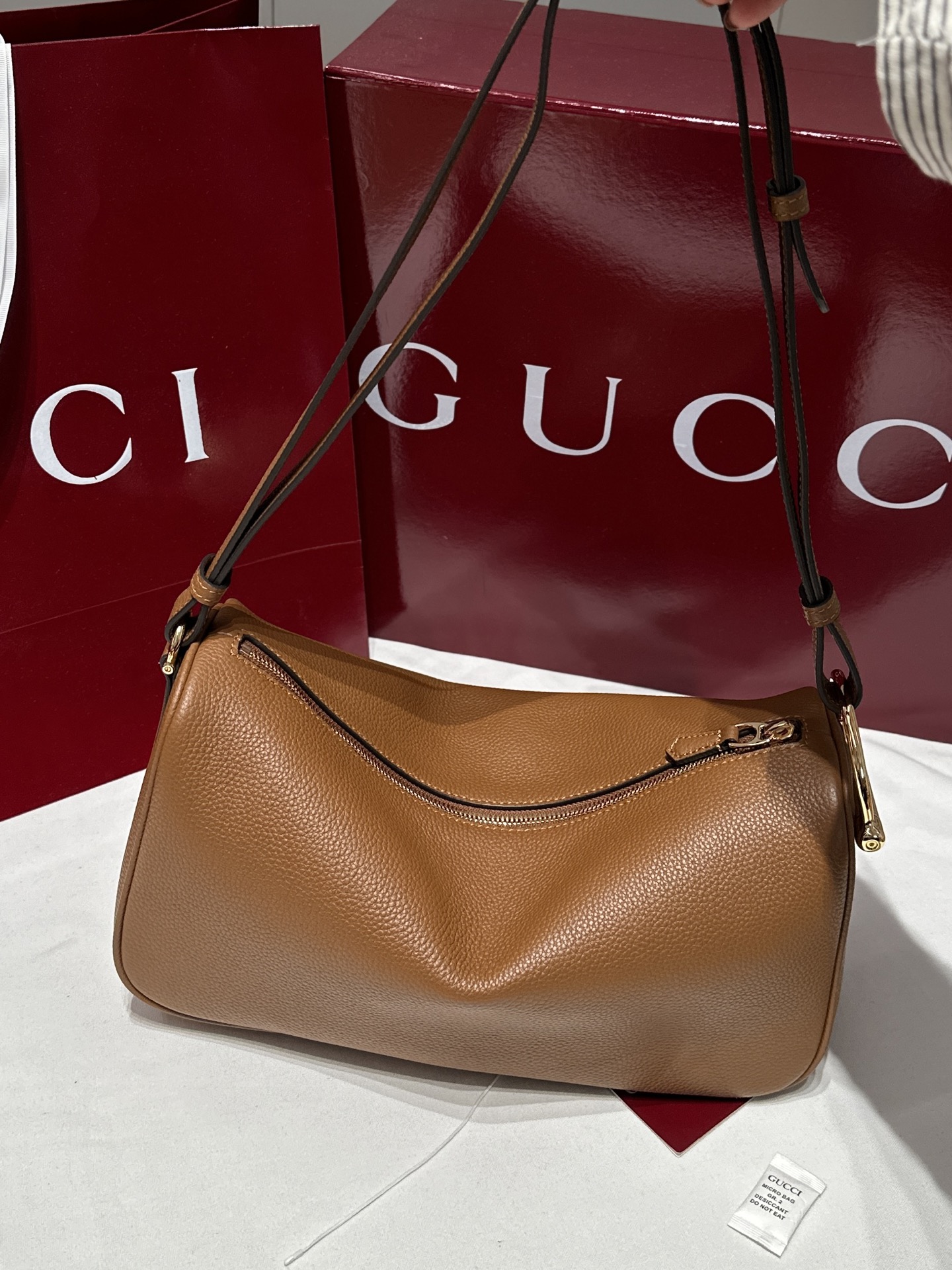 구찌 하프 홀스빗 레더 미디엄 숄더백 860787