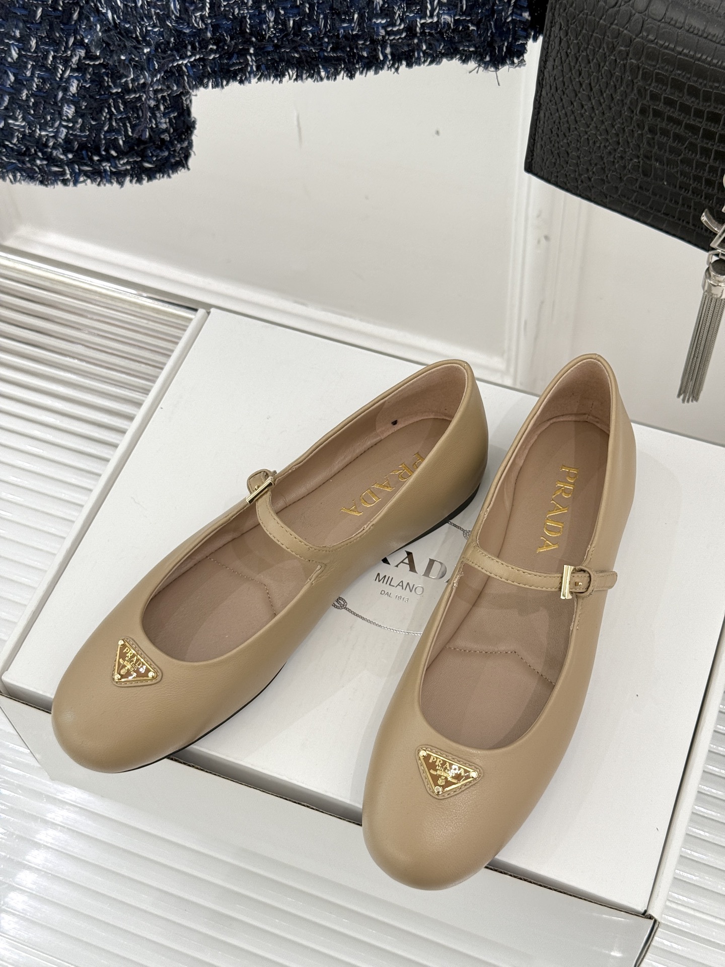 프라다 삼각로고 메리제인 페이턴트 레더 발레리나 플랫 슈즈 1F793N