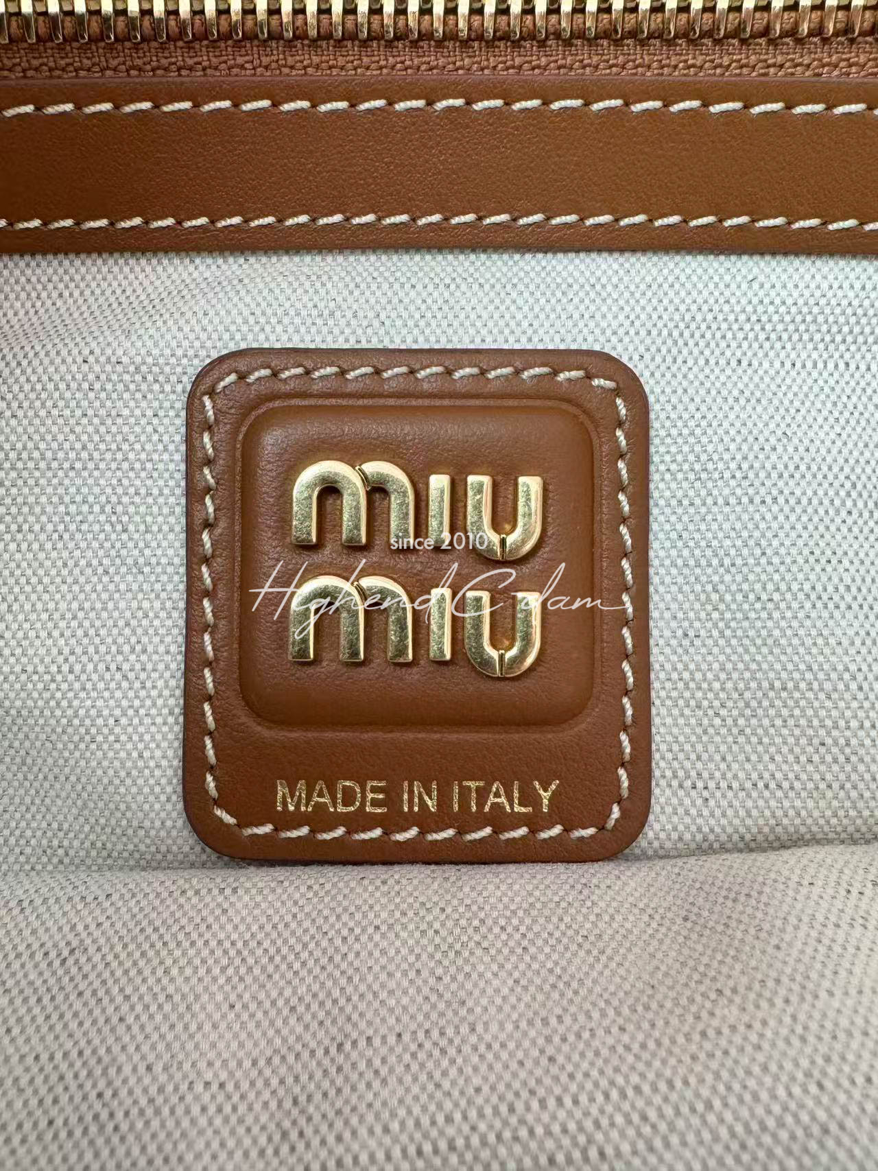 미우미우 23FW MIU MIU 아이비 가죽백 (컬러 꼬냑)