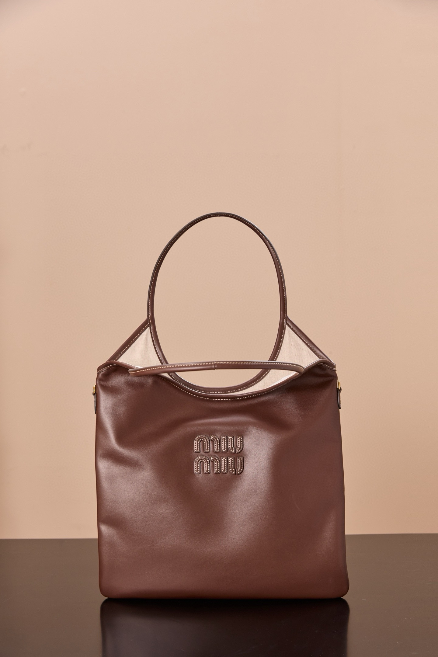 미우미우 23FW MIU MIU 아이비 가죽백 (컬러 브라운)