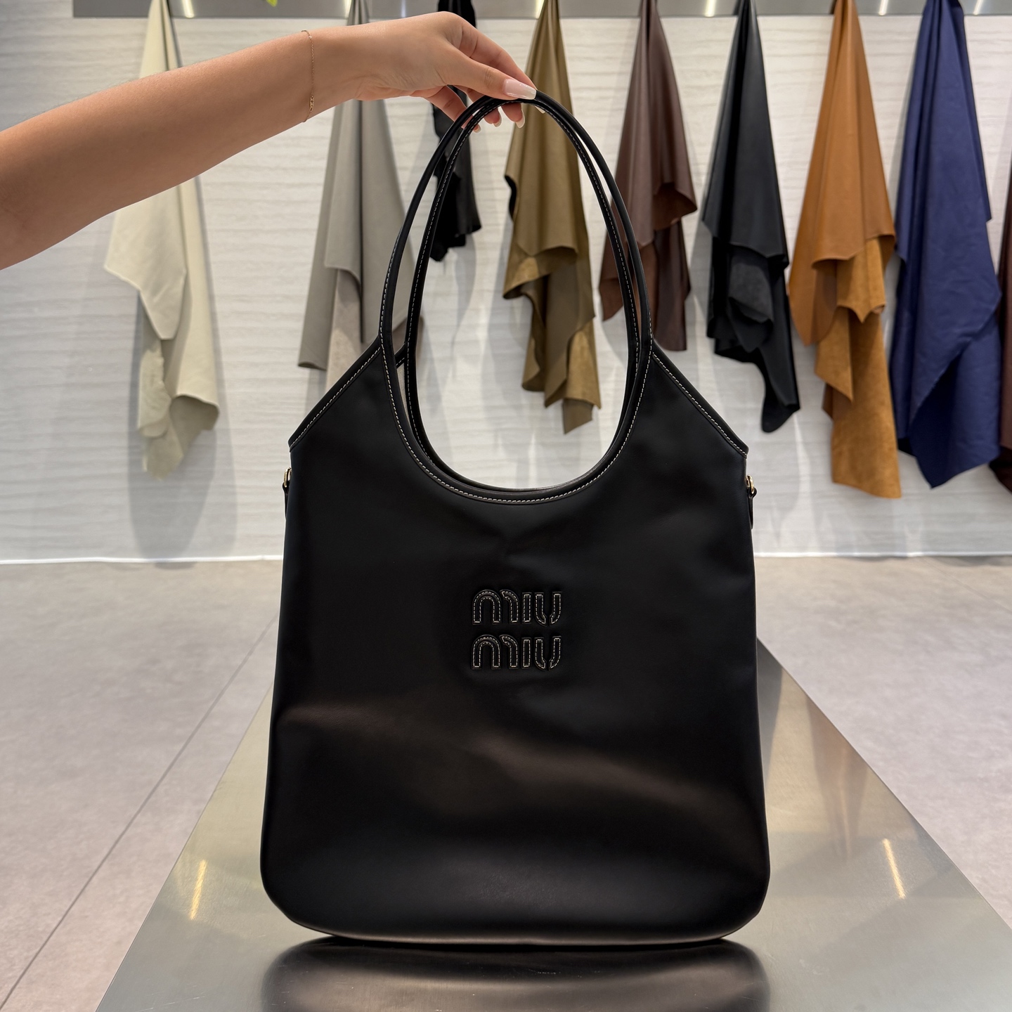 미우미우 23FW MIU MIU 아이비 가죽백 (컬러 블랙) (upgrade ver.)
